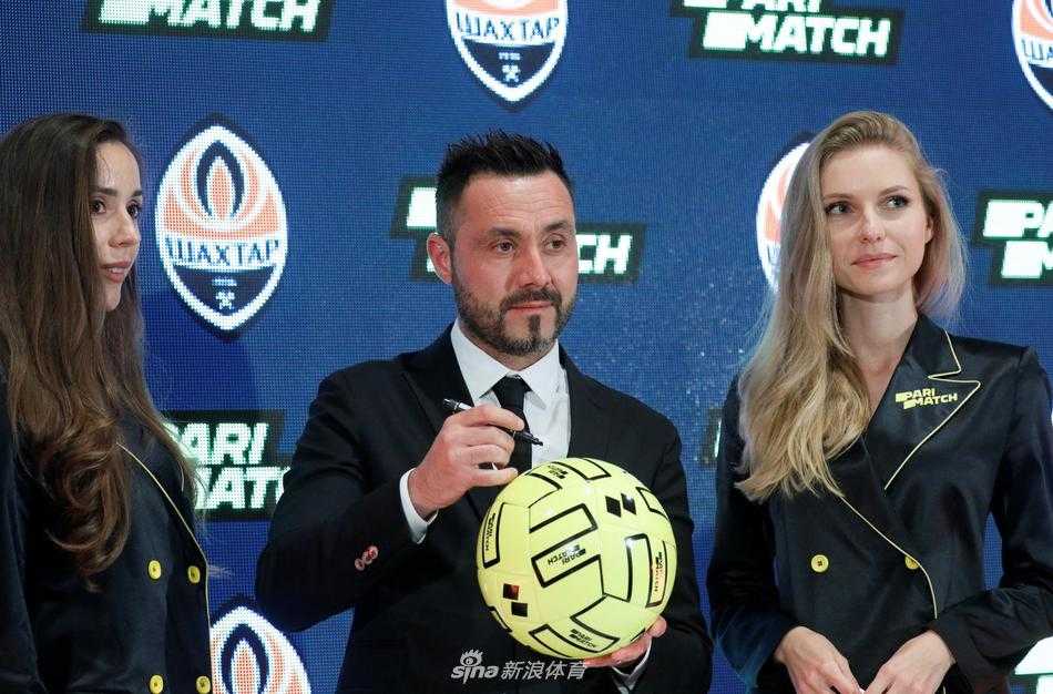 发布会现场，德泽尔比与俱乐部高层并肩而坐，共同展示新球衣，这一刻标志着双方正式携手共赴征程。