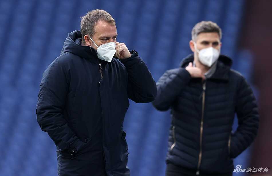 莱万多夫斯基在两名沙尔克后卫的夹防下果断起脚推射，皮球直奔远角，门将费尔曼倒地扑救却未能触及皮球。