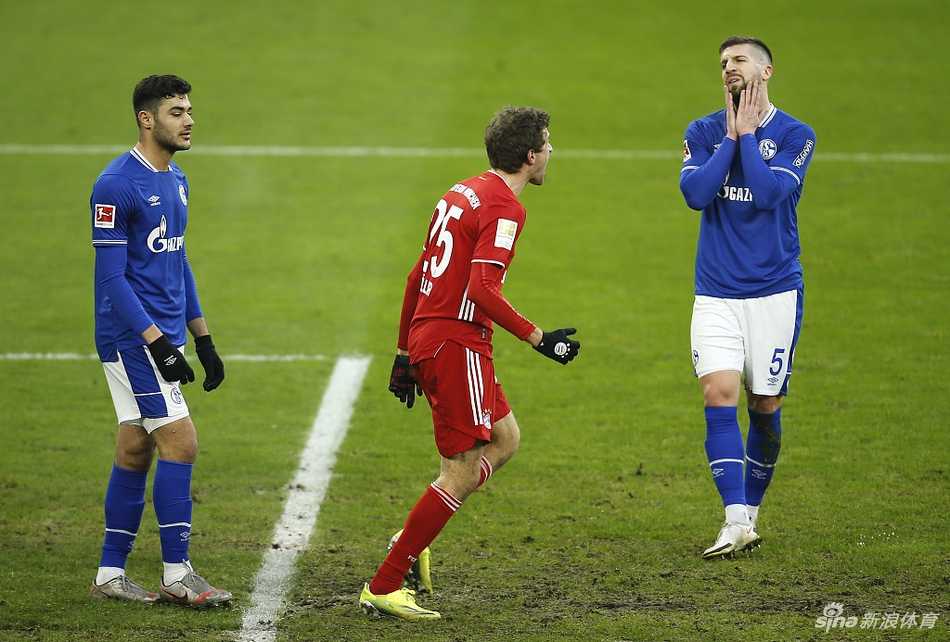 穆勒在人群中高高跃起头球破门瞬间，他的身边是绝望的沙尔克防守球员，背景是费尔廷斯竞技场密密麻麻的看台。