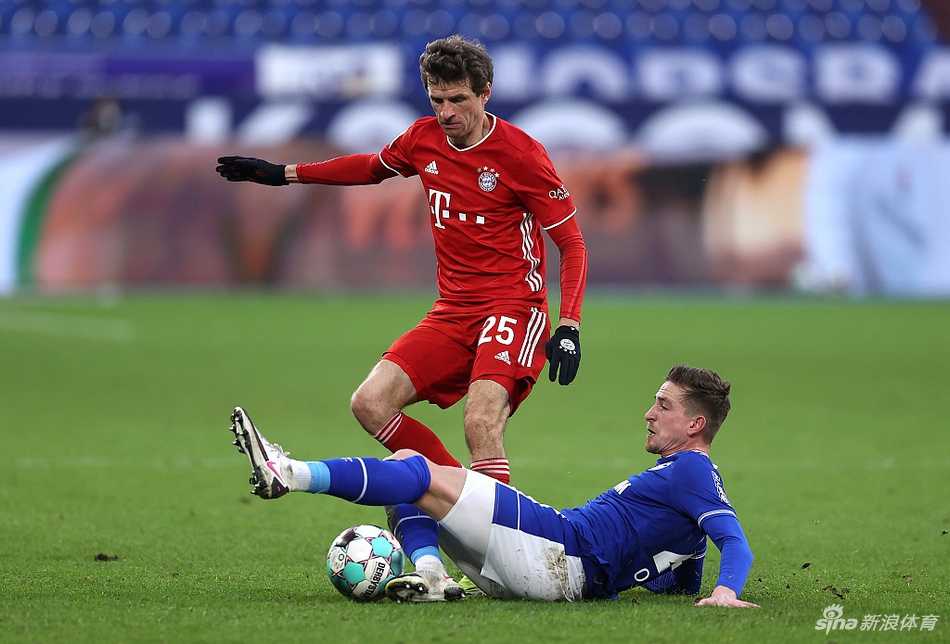 拜仁众将围在一起疯狂庆祝，穆勒、基米希、阿拉巴等进球功臣笑容满面，共同庆祝这场里程碑式的胜利。