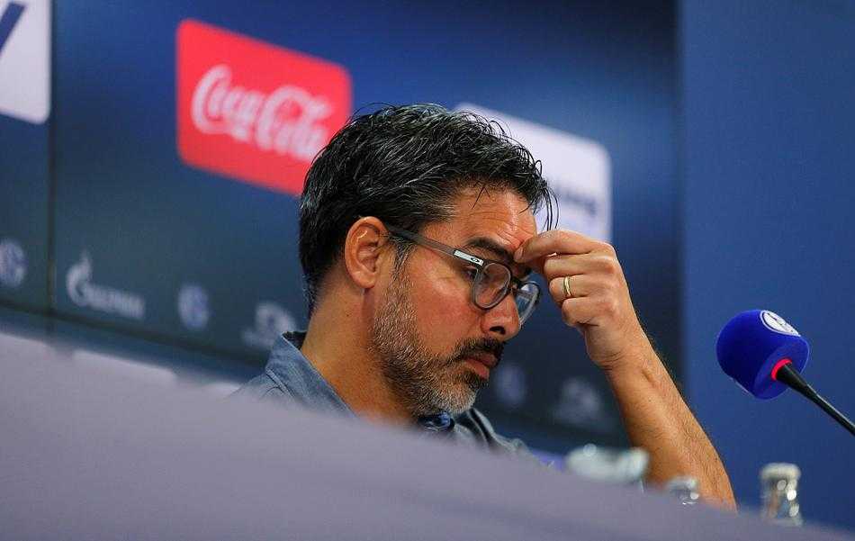 瓦格纳在发布会现场神情严肃，双手比划着解释球队的战术困境