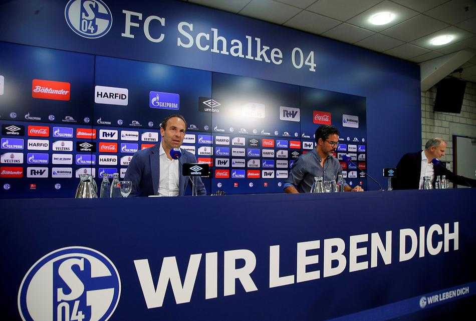 发布会上的沙尔克教练组成员低头沉思，难掩对球队未来的忧虑