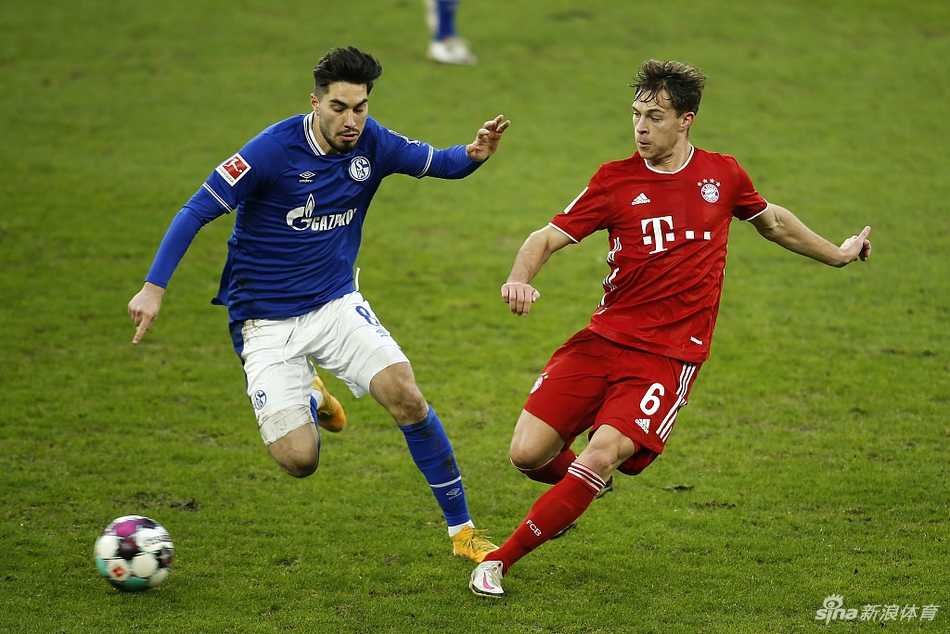 阿拉巴轰出世界波后，皮球在空中划出一道美丽的弧线，直奔球门死角，门将只能目送皮球入网，队友们纷纷准备上前庆祝。