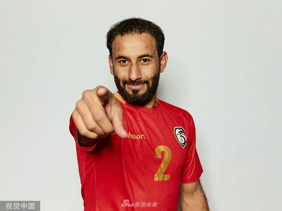 叙利亚当家射手索玛在训练中如雄狮般舒展身体，以一记势大力沉的凌空抽射，将卡塔尔的夕阳与足球一同轰向球门