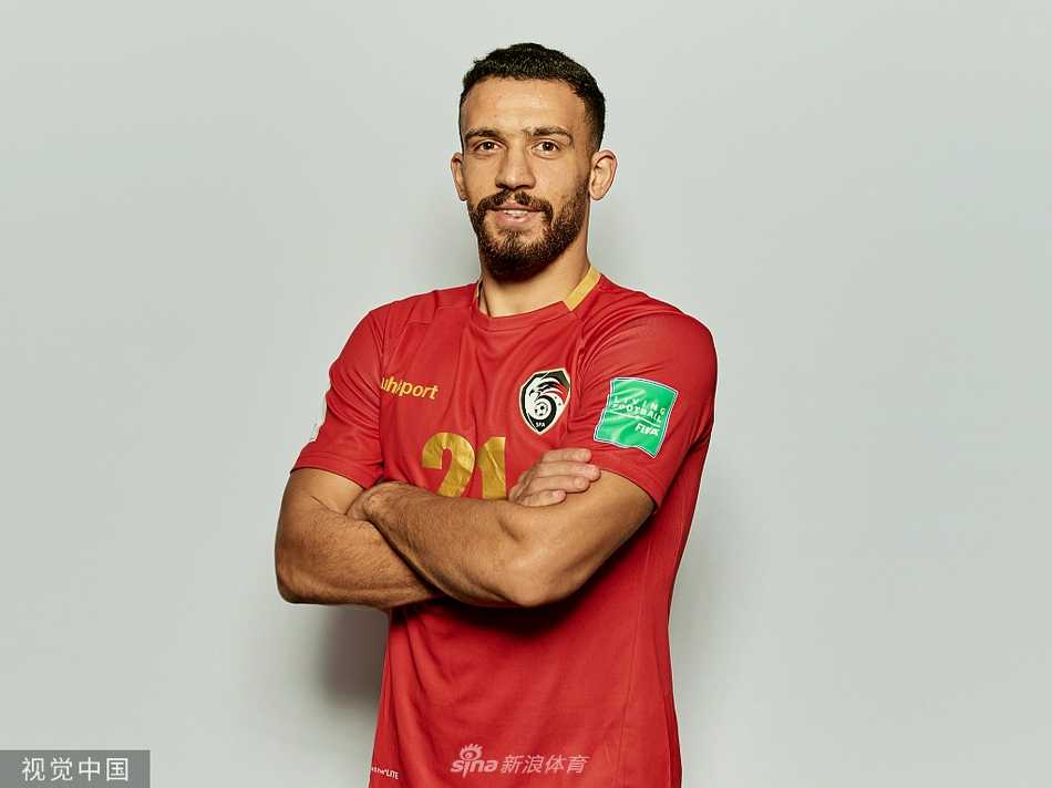 夕阳的余晖为叙利亚后卫的侧脸镀上一层金边，他像一座沉默的古老城堡，用身躯捍卫着防线的每一寸土地