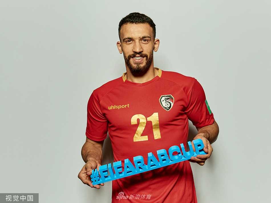 队长索玛与队友额头相抵，无声的交流中迸发出炽热的火花，那是战友间无需言语的信任与誓言