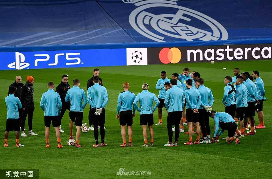 西班牙的阳光洒在绿茵场上，顿涅茨克矿工的将士们围成一圈，拳头紧握，爆发出震天的呐喊，仿佛要将多年的思乡之情化作球场上的无穷力量。