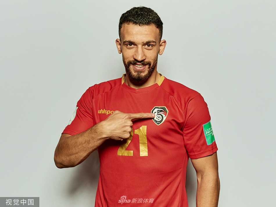 全队在夕阳下围成一圈手臂相搭，如同一朵紧紧抱在一起的沙漠玫瑰，用集体的力量抵御风沙，静待绽放