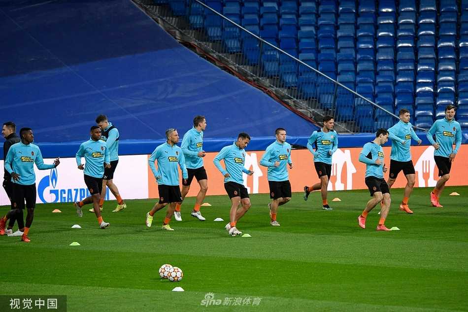 训练场上，一名矿工球员正全神贯注地进行盘带训练，他脚下的皮球仿佛被无形的线牵引，身后的队友在夕阳下只留下模糊的剪影，凸显出核心球员在关键时刻的独挑大梁。