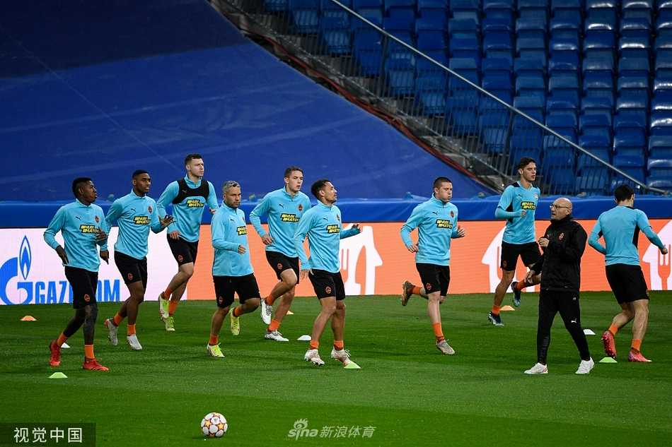 教练组成员双手比划着战术手势，神情严肃地向场上的弟子们传达指令，身后的替补球员眼神中透露出渴望与坚定，每一次暂停都是对智慧和体力的双重考验。