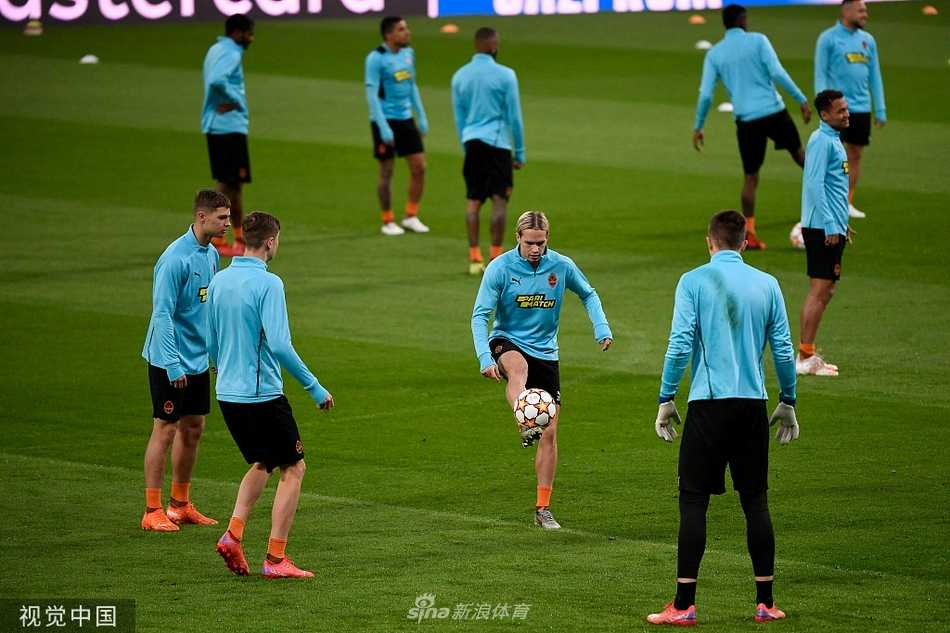 在夕阳的余晖中，球员们正在进行分组对抗，皮球在空中划出一道弧线，那是进攻与防守的博弈，也是顿涅茨克矿工在逆境中寻求突破的希望轨迹。