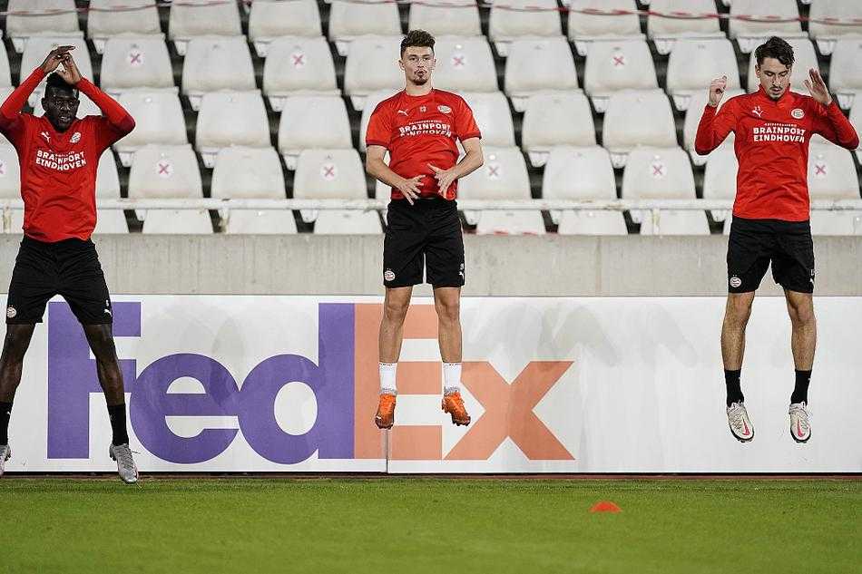 主教练罗格·施密特在场边双手插兜，神情严峻地注视着场内，他面前的这支残阵球队，即将在异国他乡面对主场作战的塞浦路斯劲旅，压力和挑战写在他的眉宇之间。