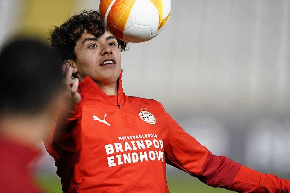 队长丹泽尔·邓弗里斯在训练中咬牙冲刺，手臂上健硕的肌肉线条在动作中清晰可见，他正用自己标志性的爆发力，试图撕裂对手布置的防线，带领球队走出困境。