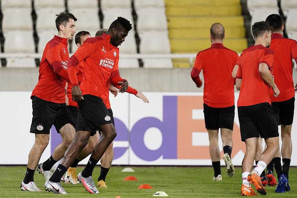 在塞浦路斯热烈的夕阳余晖下，埃因霍温的球员们正进行着高强度的分组对抗，汗水在空中划出闪耀的弧线，为即将到来的欧战蓄满能量。