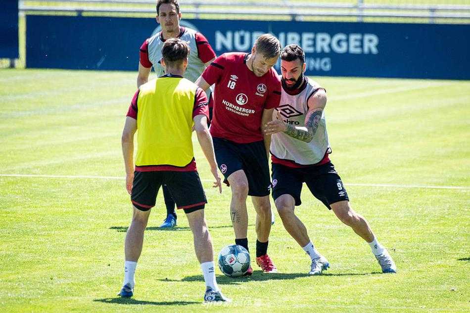 球员正在进行高强度的折返跑训练，紧绷的肌肉和专注的神情表明，他们正在为即将到来的保级大战储备体能。