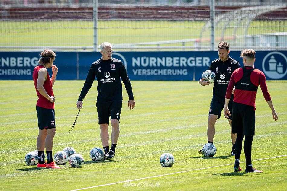 训练场上，一名球员正试图突破队友的防守，激烈的拼抢模拟着实战中的对抗强度。