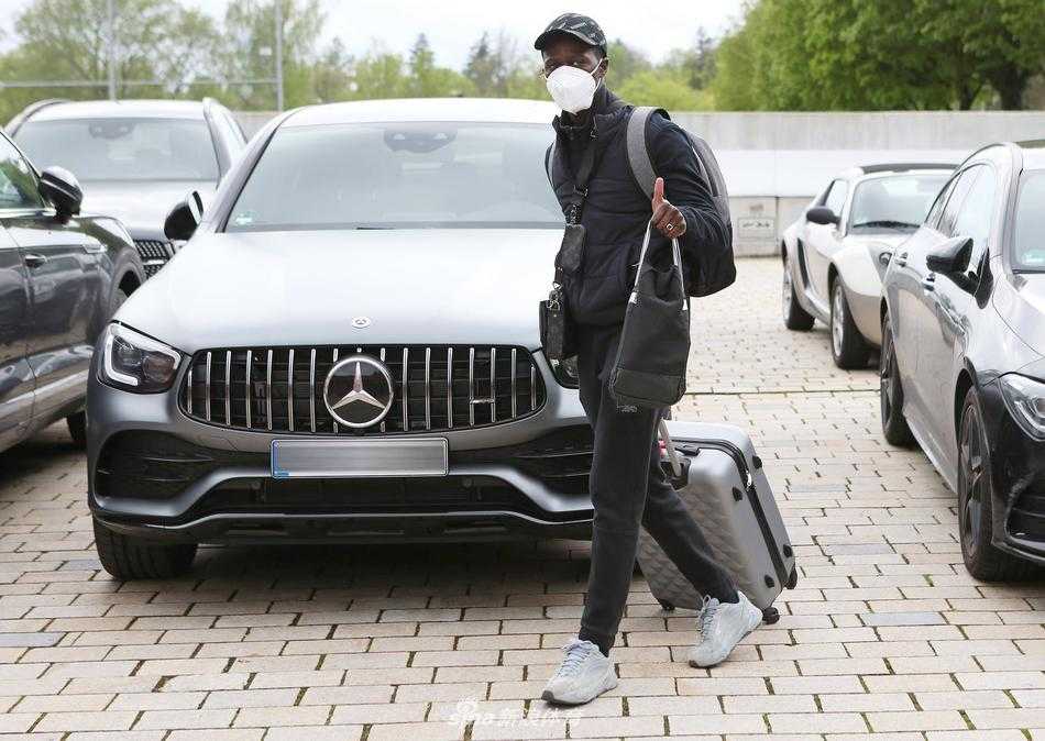 斯图加特队的大巴车在暮色中缓缓停稳，车身上的队徽在酒店灯光的映照下熠熠生辉，预示着即将到来的战斗