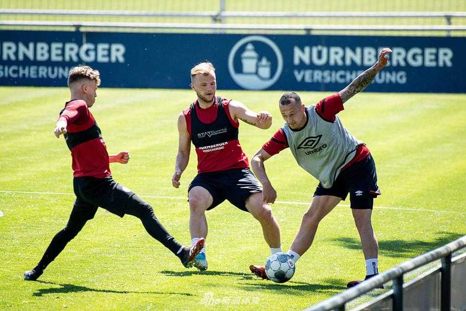 夕阳下，纽伦堡球员正在进行射门专项练习，皮球如出膛炮弹般飞向球门，象征着球队破门得分的迫切愿望。