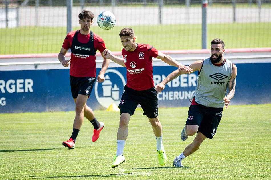 训练结束后，纽伦堡球员们并未立即离场，而是聚在一起相互鼓励，团队的凝聚力是他们保级路上最坚实的后盾。