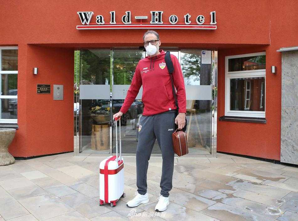 助理教练在酒店门口驻足，手中紧握战术板，仿佛还在利用最后一点时间为球员们灌输着破敌之策