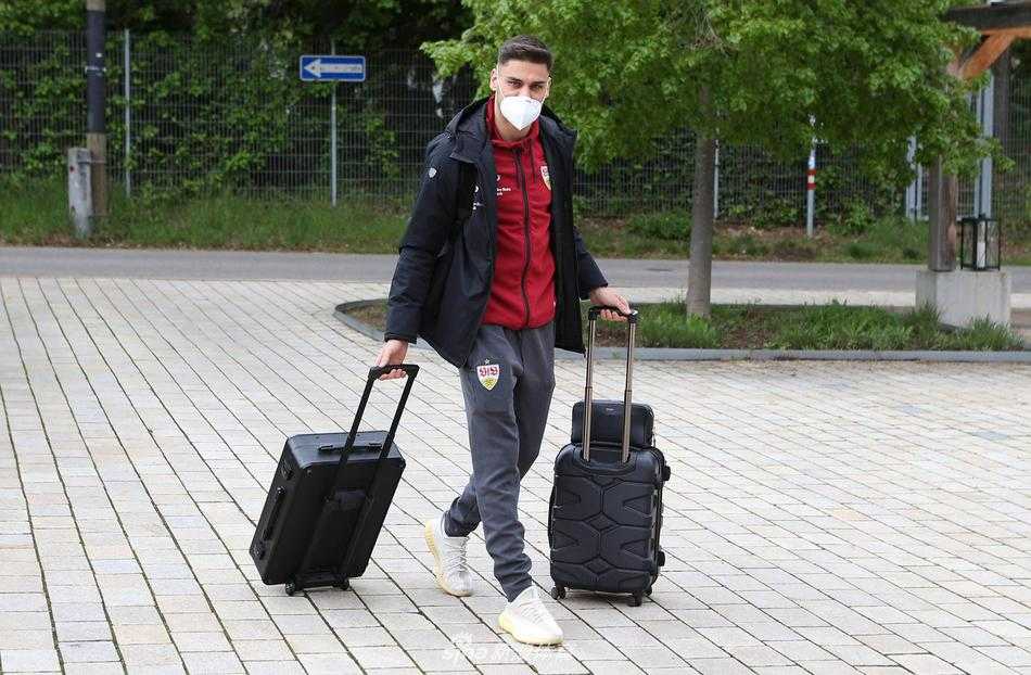 在酒店温暖的灯光下，几名球迷隔着围栏向心爱的球队呼喊，而球员也回头致意，这一刻，足球的温度超越了胜负