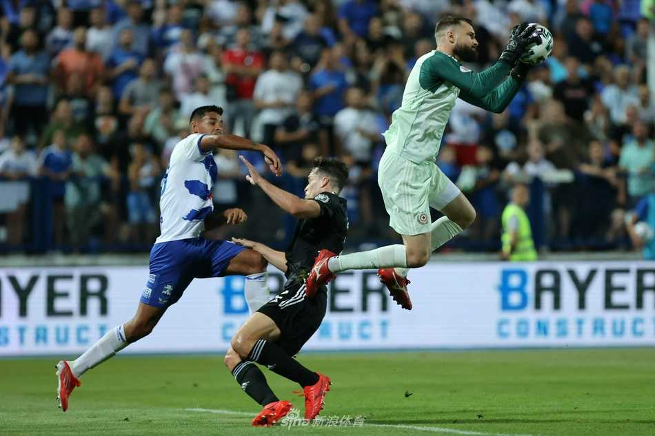 索菲亚中央陆军球员在进球后激情滑跪庆祝，草屑飞扬，他与队友们的怒吼仿佛要撕裂夜空的寂静。