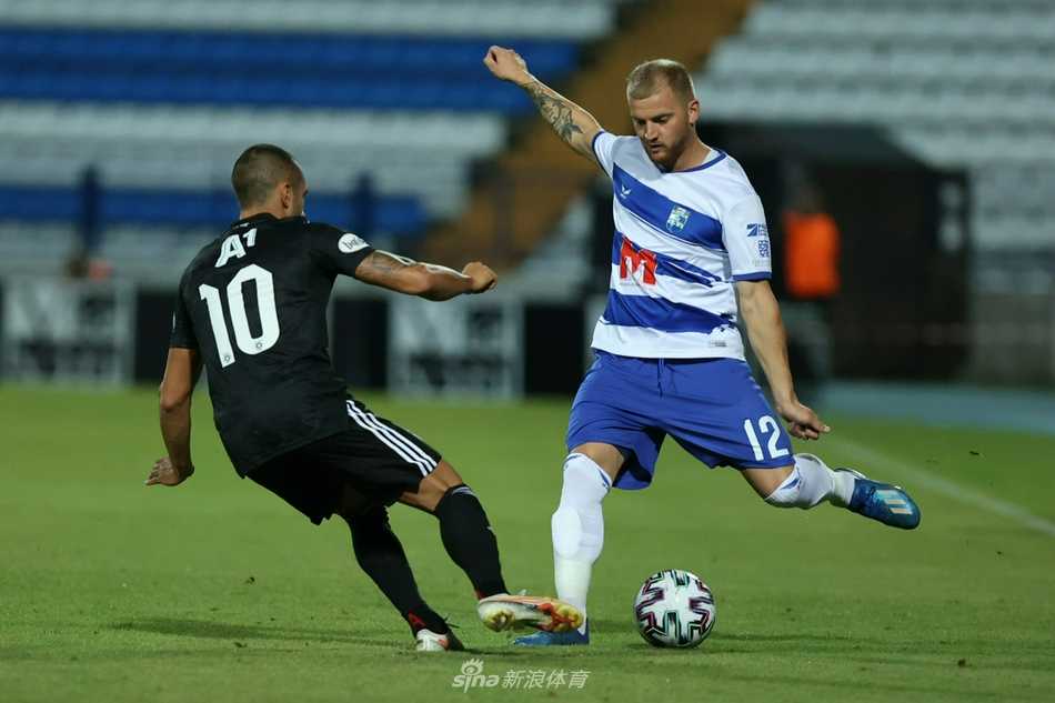 奥西耶克主场里耶卡球场夜景俯瞰，灯火通明下绿茵场如翡翠般璀璨，静待欧会杯大战帷幕拉开。