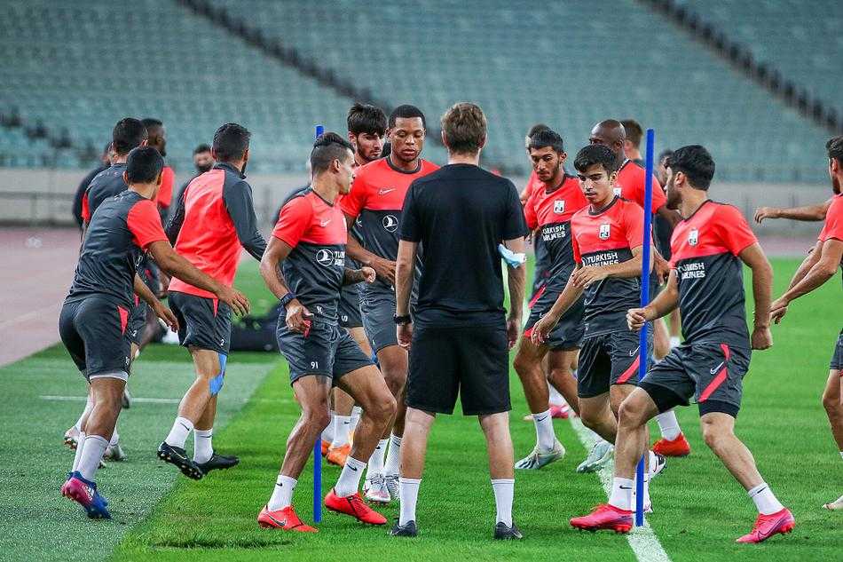 内弗特奇分组对抗显真章，橙白两队绿茵斗法演绎决战前奏