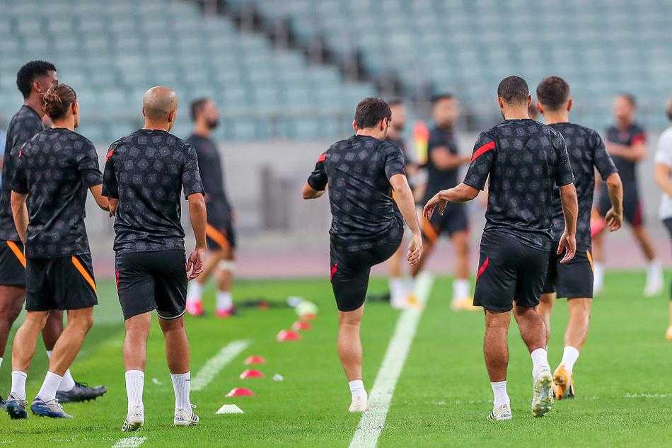 内弗特奇快马加鞭训练中，橙色身影穿梭绿茵演绎速度与激情