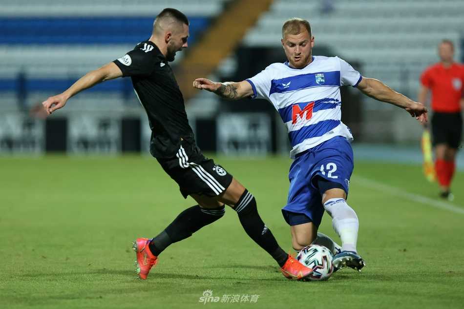 夜幕下奥西耶克主场座无虚席，球迷看台掀起红白相间的人浪，助威声浪仿佛能穿透屏幕直抵人心。