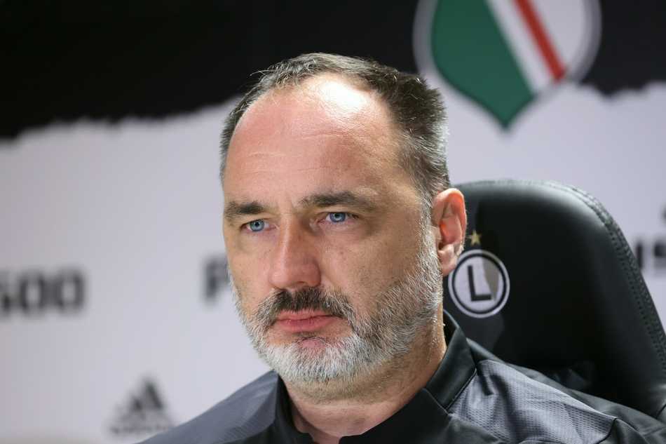 出席发布会的布拉格斯拉维亚球员眼神坚毅望向远方，紧握的拳头在桌面上展现出破釜沉舟的昂扬斗志