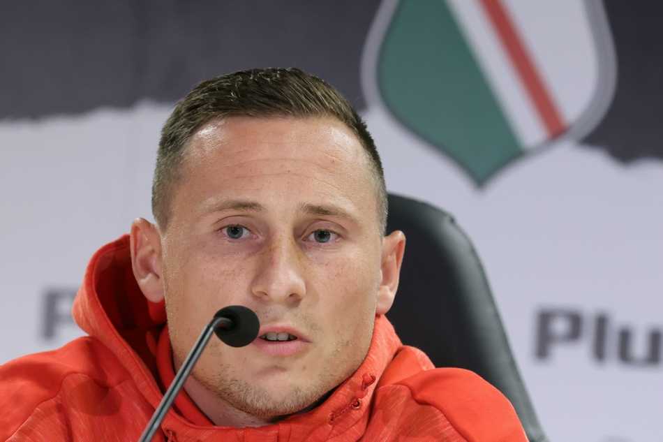 发布会现场座无虚席的媒体席位，记者们手中高举的录音设备像一片钢铁森林，记录着大战前的每个音符