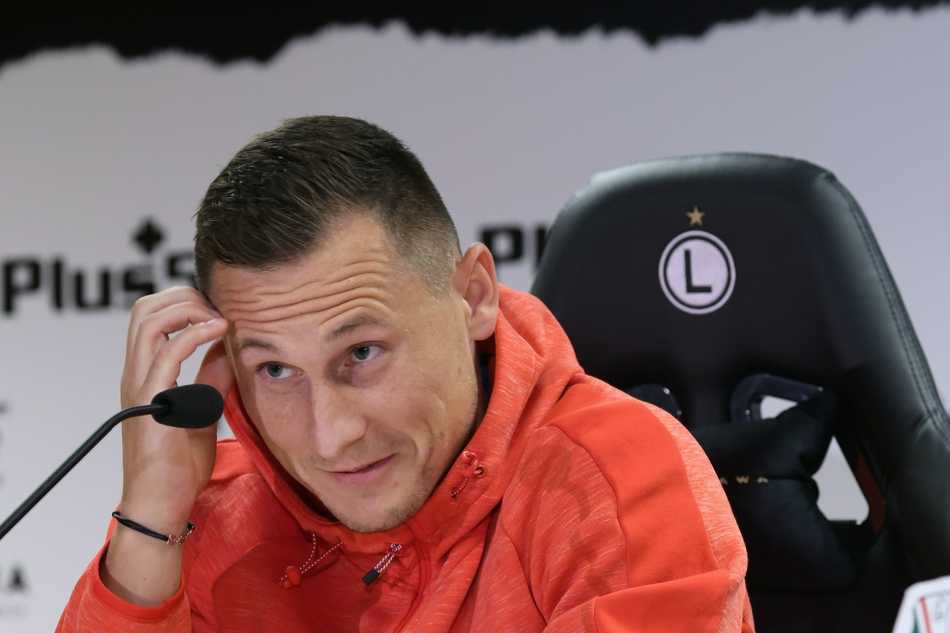 布拉格斯拉维亚队徽在发布会背景板上熠熠生辉，金色的刺绣线条仿佛预示着一场金色的胜利即将到来