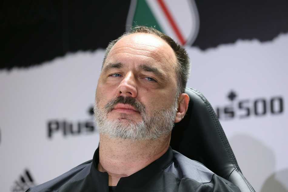 发布会现场的麦克风阵列如同等待猎物的战士，整齐排列静待主教练掷地有声的赛前宣言