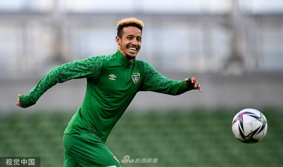 训练进入核心环节，球员们进行高强度的分组抢圈，每一次触球都充满了实战般的火药味