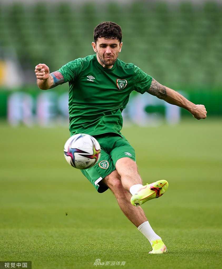 主帅肯尼在场边专注观察，他的战术板记录着密密麻麻的攻防要点，承载着球队出线的希望