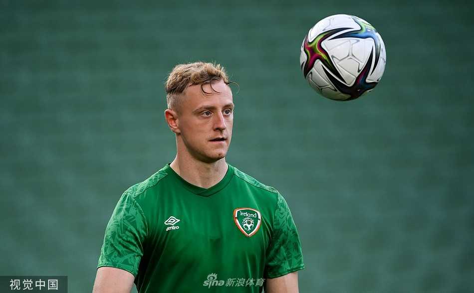 夕阳余晖洒在训练场上，全队进行最后的放松慢跑，光影中勾勒出绿军将士们为梦想拼搏的剪影