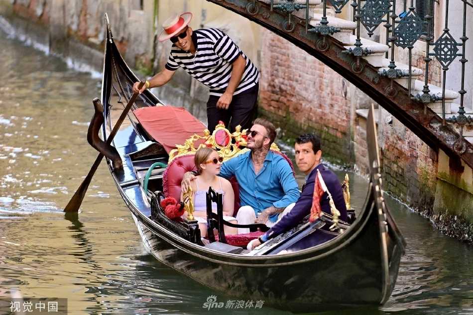 小七笑靥如花地靠在父亲肩头，贝克汉姆则露出温暖而满足的微笑，父女间无需言语的深情自然流露。