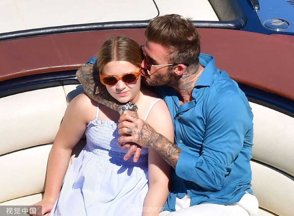 贝克汉姆与小七并肩坐在威尼斯贡多拉上，父亲手指远方耐心讲解，女儿专注聆听，运河两岸的古老建筑倒映在碧波之中。