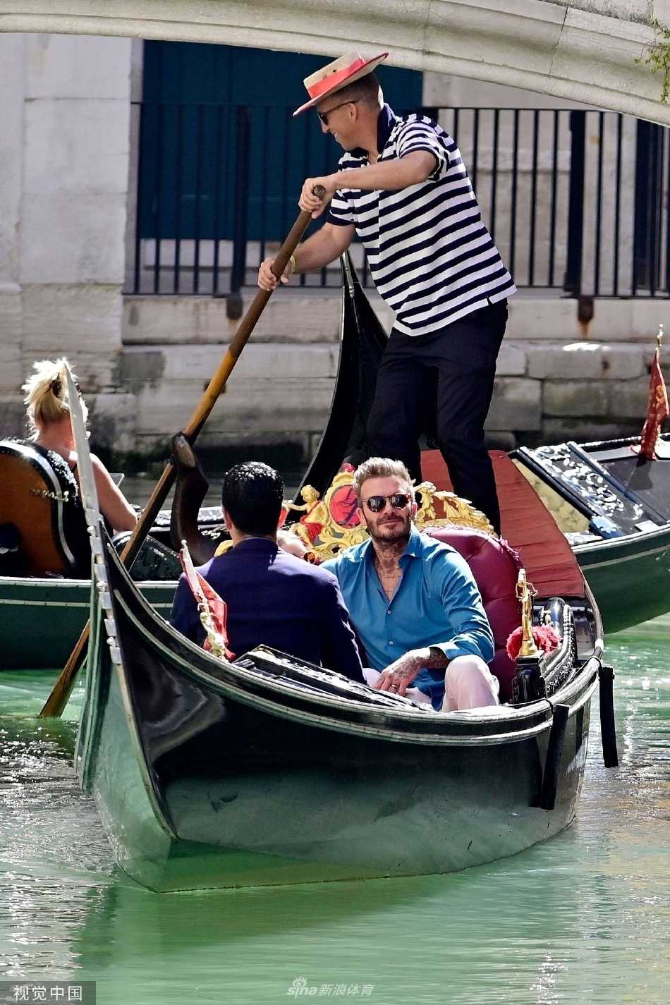 父女二人从水上出租船登岸瞬间，贝克汉姆细心搀扶女儿，小七步伐轻快，展现出十足的默契与信任。