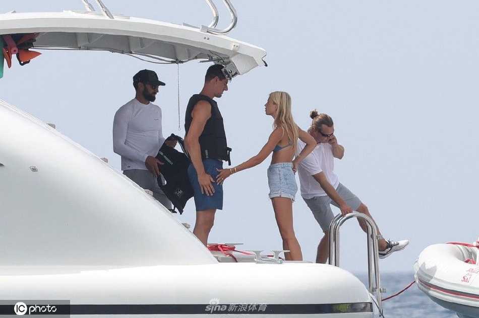 蔚蓝海面上，游艇划开一道白浪，库尔图瓦惬意地坐在船边，身后是伊维萨岛梦幻般的海岸线。