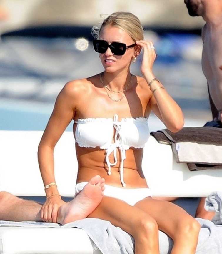 斯嘉丽为躺在甲板上的罗伊斯细心整理头发，举手投足间流露出对丈夫的无限柔情与关爱。