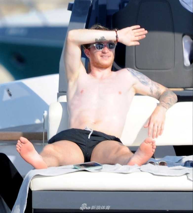 游艇甲板上，罗伊斯温柔地拥吻妻子斯嘉丽，背景是广阔无垠的碧海蓝天，浪漫气息扑面而来。