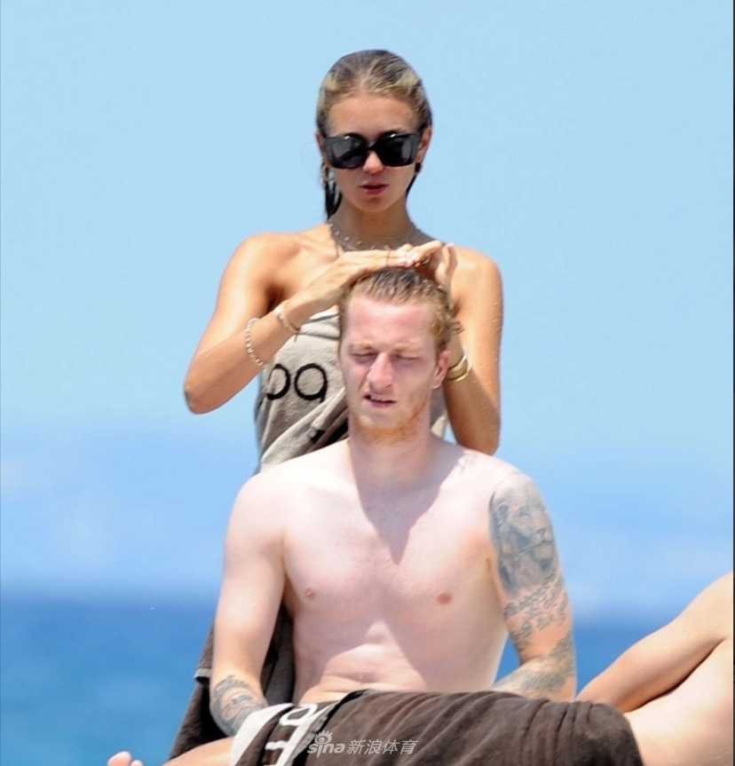 整理好头发后，罗伊斯与斯嘉丽相视而笑，正准备一同跃入海中畅游，享受清凉的海水与彼此的陪伴。