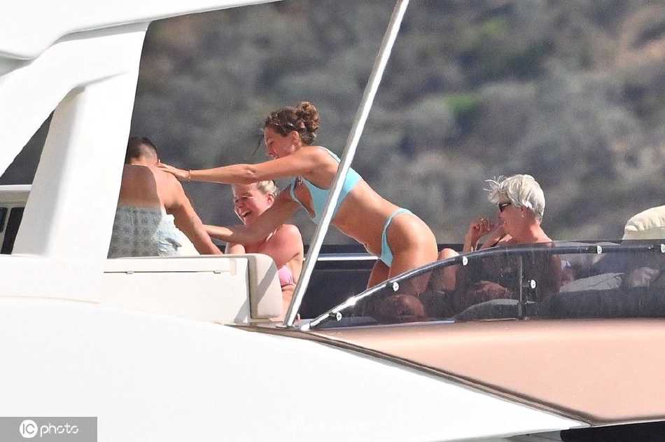 游艇缓缓航行，哈弗茨温柔搂着索菲亚的腰肢，两人在湛蓝海天背景下的剪影，构成一幅如电影画面般的浪漫景象。