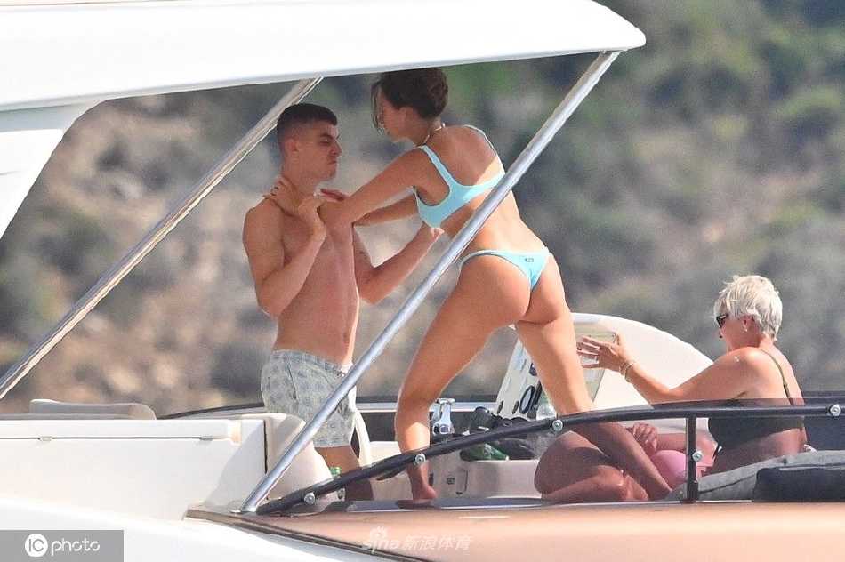 哈弗茨与索菲亚并肩立于游艇甲板，海风轻拂发梢，两人眺望远方海平面，笑容如同地中海的阳光般灿烂。