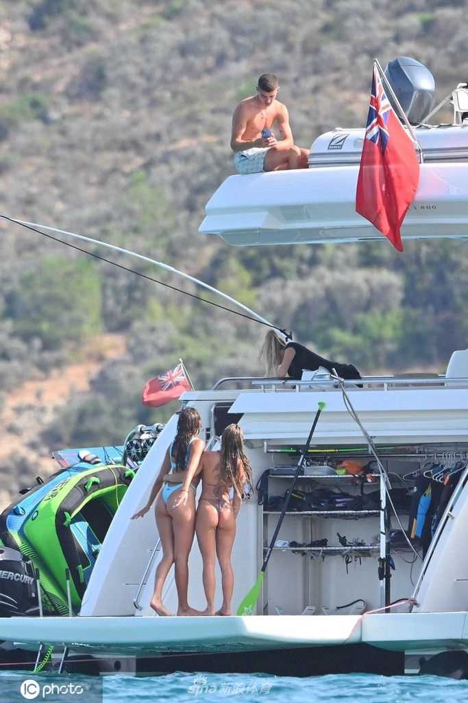 夕阳余晖为游艇镀上金色，哈弗茨与索菲亚共赏日落，他们的背影融入瑰丽晚霞，仿佛时间在此刻为他们驻足。