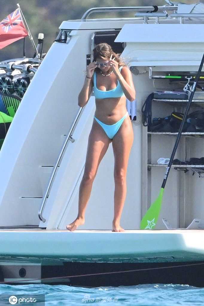 哈弗茨戴着墨镜，帅气地坐在船边，索菲亚亲密地靠在他身旁，两人手部自然交叠，爱意在不言中静静流淌。