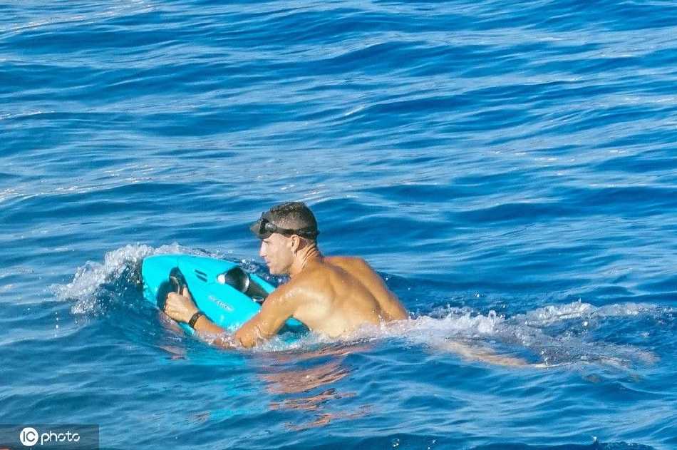 两人在游艇休闲区共度悠闲午后，乔治娜倚靠着C罗，整体氛围舒适而宁静，满是生活气息