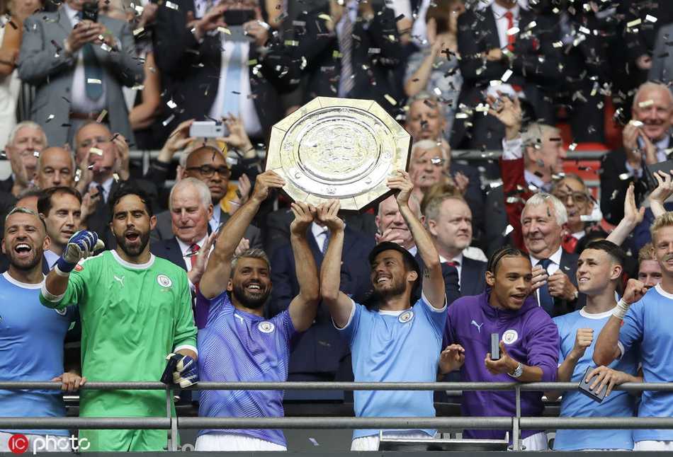 曼城众将在温布利球场捧起社区盾奖杯，金色的纸屑漫天飞舞，蓝月亮的欢庆与利物浦球员落寞的背影形成鲜明对比